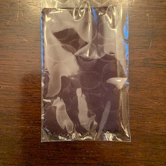 Coach sunglasses with coach case and wipe - Picture 5 of 5